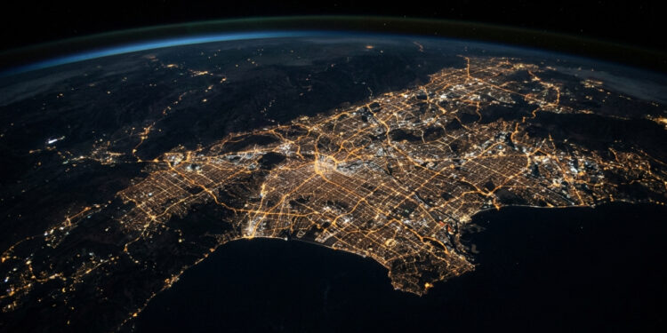 Dados de satélite mostram como as luzes de Natal deixam algumas cidades visivelmente mais brilhantes vistas do espaço em dezembro