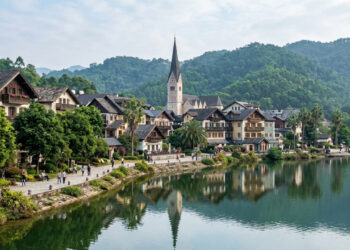 A China construiu uma cópia idêntica de uma vila austríaca, com lago, igreja e casas, a milhares de quilômetros da original