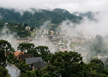A cidade brasileira que passa boa parte do ano cercada por neblina transforma altitude e umidade em uma paisagem que muda várias vezes no mesmo dia