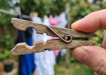 Para que servem os dois furinhos do prendedor de roupa de madeira e como usar cada um deles: a maioria das pessoas pendura errado hΓ‘ anos