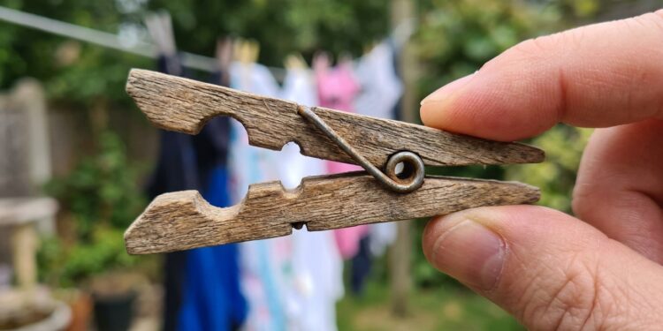 Para que servem os dois furinhos do prendedor de roupa de madeira e como usar cada um deles: a maioria das pessoas pendura errado há anos