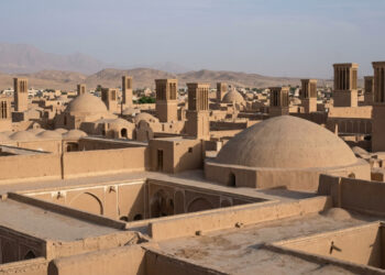 Uma cidade iraniana aprendeu a sobreviver no deserto conduzindo água por canais subterrâneos que atravessam bairros inteiros e abastecem suas construções históricas