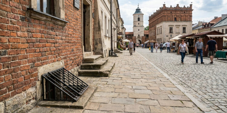 A cidade descobriu um enorme labirinto debaixo das próprias casas quando o solo começou a ceder; hoje 470 metros dele podem ser percorridos