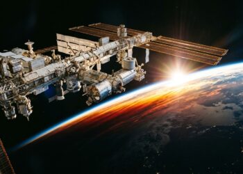 Astronautas em órbita assistem ao nascer do Sol várias vezes no mesmo dia porque completam uma volta inteira ao redor da Terra em cerca de uma hora e meia