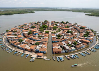 Vista do alto, uma pequena ilha mexicana parece uma cidade circular desenhada sobre a água, mas durante as chuvas suas ruas também podem virar canais