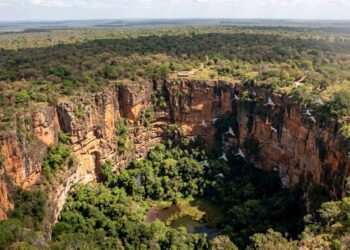 Todo mundo vai a Bonito, mas poucos conhecem Jardim, a cidade vizinha onde araras fazem ninho dentro de um buraco de mais de 100 metros