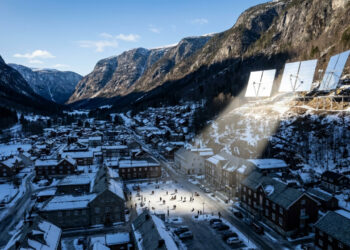 A cidade norueguesa que usa 3 espelhos gigantes para levar luz do sol à praça no inverno