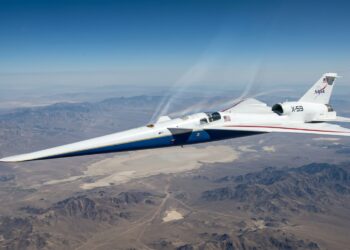 O X-59 tenta voar mais rápido que o som produzindo um estrondo muito mais suave, e isso depende principalmente da forma alongada da aeronave