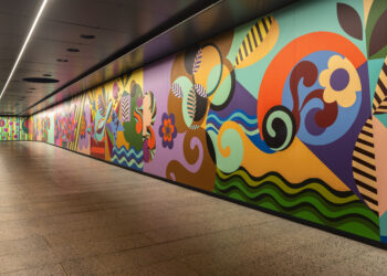 Um túnel de 50 metros foi escavado debaixo da Avenida Paulista para unir dois prédios de um museu sem interromper a cidade acima, três claraboias permitem enxergar os pedestres na superfície
