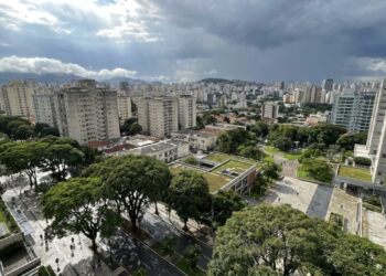 As cidades brasileiras estão sendo orientadas a planejar o calor, as chuvas e outros riscos climáticos antes da emergência, porque adaptação urbana começa muito antes do desastre