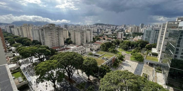 As cidades brasileiras estão sendo orientadas a planejar o calor, as chuvas e outros riscos climáticos antes da emergência, porque adaptação urbana começa muito antes do desastre