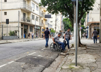 Uma rua pode ter asfalto e iluminação e ainda ser ruim para caminhar: o Censo passou a olhar calçada, obstáculos e rampas para revelar outra face da infraestrutura urbana