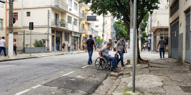 Uma rua pode ter asfalto e iluminação e ainda ser ruim para caminhar: o Censo passou a olhar calçada, obstáculos e rampas para revelar outra face da infraestrutura urbana