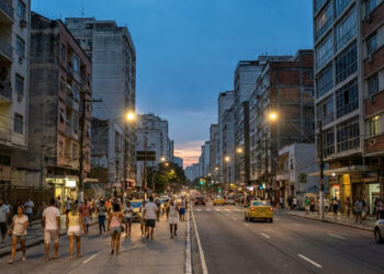 A cidade pode continuar esquentando mesmo depois do pôr do sol porque ruas e prédios passam horas absorvendo energia antes de começar a devolvê-la ao ambiente