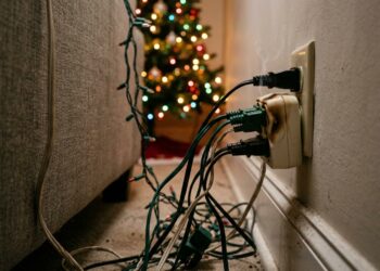 Eletricista repete o mesmo alerta todo Natal: pisca-pisca ligado no benjamim com outros aparelhos pode superaquecer a tomada