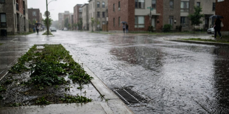 Cobrir cada vez mais o solo com concreto muda o caminho da chuva, e o problema aparece quando a água que antes infiltrava precisa encontrar espaço nas ruas em poucos minutos