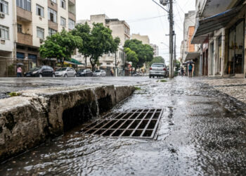O bueiro na esquina parece uma peça pequena da cidade, mas sua ausência aparece no Censo porque ele faz parte de uma rede que decide para onde a chuva vai quando encontra o asfalto