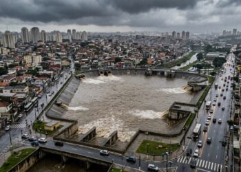 Bacia de retenção recebe grande volume de água da chuva em área urbana brasileira, protegendo avenidas e bairros próximos de alagamentos. - (Imagem gerada por inteligência artificial-ChatGPT/Olhar Digital)