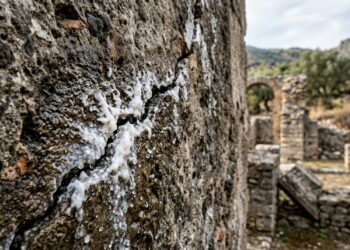Concreto romano antigo com rachadura parcialmente preenchida por depósitos minerais formados após a entrada de água. - (Imagem gerada por inteligência artificial-ChatGPT/Olhar Digital)