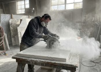 Marmoristas que cortam bancada de quartzo repetem o mesmo alerta: a pedra vendida como “mais resistente que granito” tem mais de 90% de sílica cristalina, a Austrália proibiu e a Califórnia se prepara para banir a produção, e o perigo não está na bancada pronta, mas na poeira do corte feito a seco