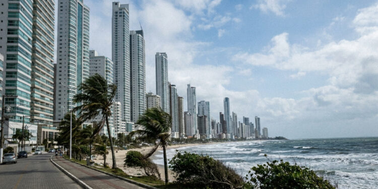 Prédios muito altos balançam com o vento de propósito: engenheiros explicam como torres de Balneário Camboriú são projetadas para oscilar sem que os moradores percebam