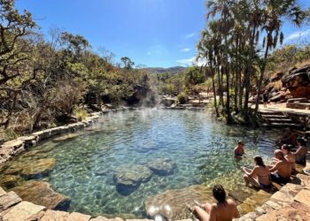 A cidade onde a água brota naturalmente acima de 35 °C transformou o calor subterrâneo em parques aquáticos, hotéis e uma economia movida pelo turismo termal
