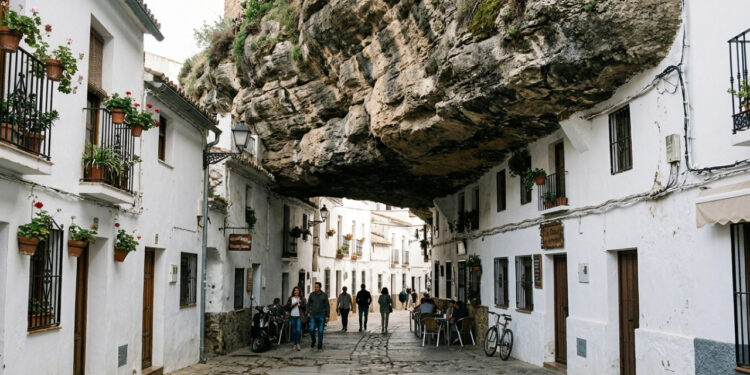 A cidade espanhola onde as casas foram construídas embaixo de uma rocha gigante que serve de teto para ruas inteiras