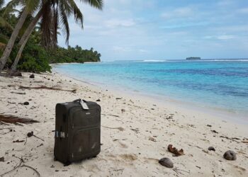 Mulher está há 3 anos presa numa ilha do Pacífico porque dois países se recusam a dar visto para ela voltar para casa