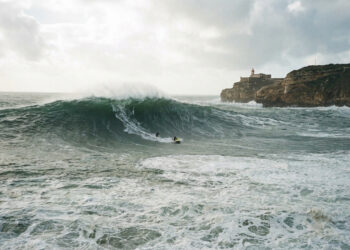 Uma fenda submarina de aproximadamente 200 quilômetros transforma a costa de uma pequena cidade portuguesa em palco de ondas gigantes que atraem surfistas do mundo inteiro