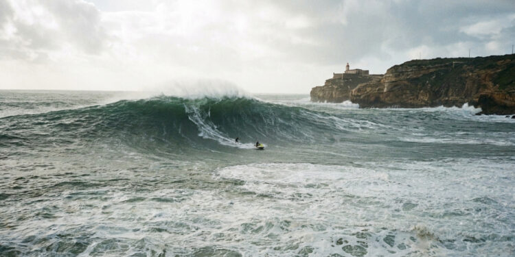 Uma fenda submarina de aproximadamente 200 quilômetros transforma a costa de uma pequena cidade portuguesa em palco de ondas gigantes que atraem surfistas do mundo inteiro