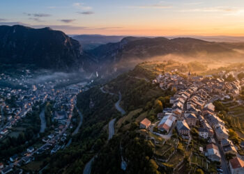 O Sol pode nascer alguns minutos antes em uma cidade vizinha mesmo dentro do mesmo fuso porque longitude e relevo alteram o horizonte observado