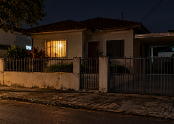 Por que deixar uma luz acesa não engana mais ladrão, e o que especialistas em segurança recomendam no lugar