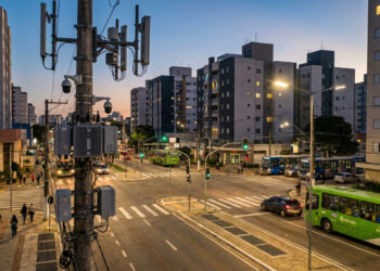 A mesma rede que conecta sensores urbanos pode sustentar iluminação, mobilidade, saneamento e segurança, mas transforma conectividade em infraestrutura tão importante quanto os próprios aparelhos