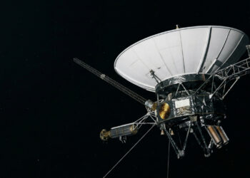 Em 1977, a Voyager 1 partiu com um disco de ouro; quase 50 anos depois, ela ainda manda dados de mais de 24 bilhões de km