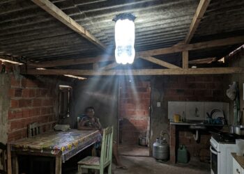 O mecânico mineiro que iluminou casas no mundo inteiro com uma garrafa PET, água e duas tampinhas de água sanitária: a “lâmpada de Moser” ilumina como uma lâmpada de 40 a 60 watts durante o dia e nunca foi patenteada