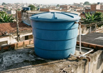 Reservatório sobre laje residencial em cena ilustrativa - Imagem criada por inteligência artificial (Google Flow / Olhar Digital)