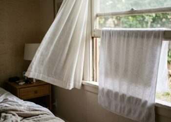A gambiarra do pano úmido na janela que refresca o quarto sem ar-condicionado: o que diz a física