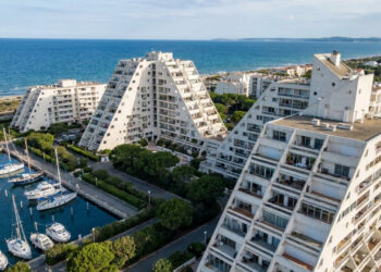 Vista do alto, um balneário francês parece formado por enormes pirâmides brancas alinhadas diante do Mediterrâneo