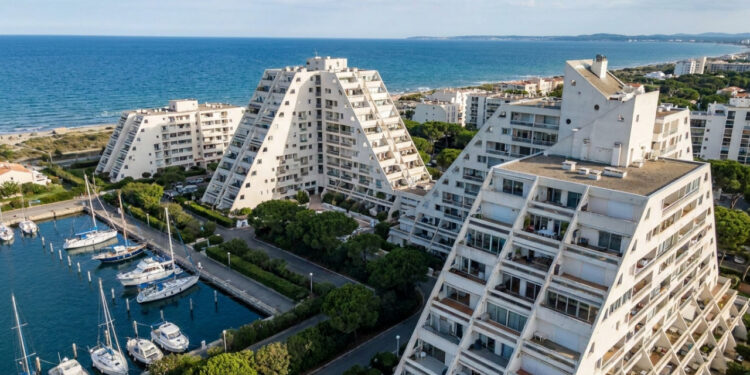 Vista do alto, um balneário francês parece formado por enormes pirâmides brancas alinhadas diante do Mediterrâneo