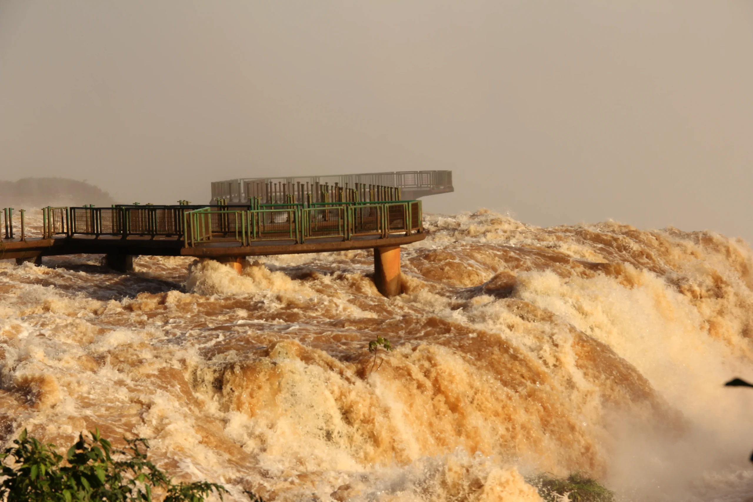 A vazão do Iguaçu quase triplicou em menos de dois dias: o que faz as Cataratas encherem tanto?