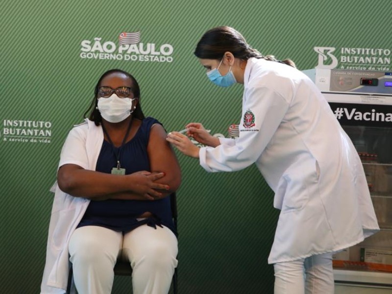 Enfermeira Monica Calazans foi a primeira vacinada no Brasil.