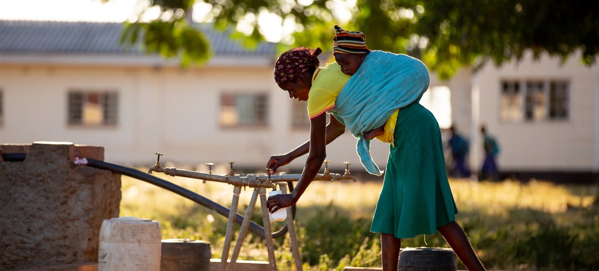 No leste e no sul da África, mais de 58% das crianças não têm água suficiente para viver.