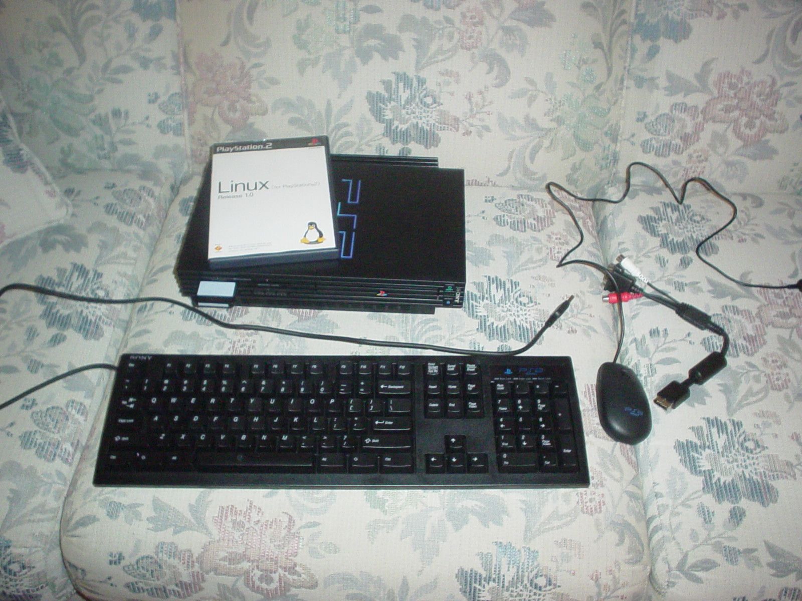 PlayStation 2 configurado como um computador usando o kit Linux.