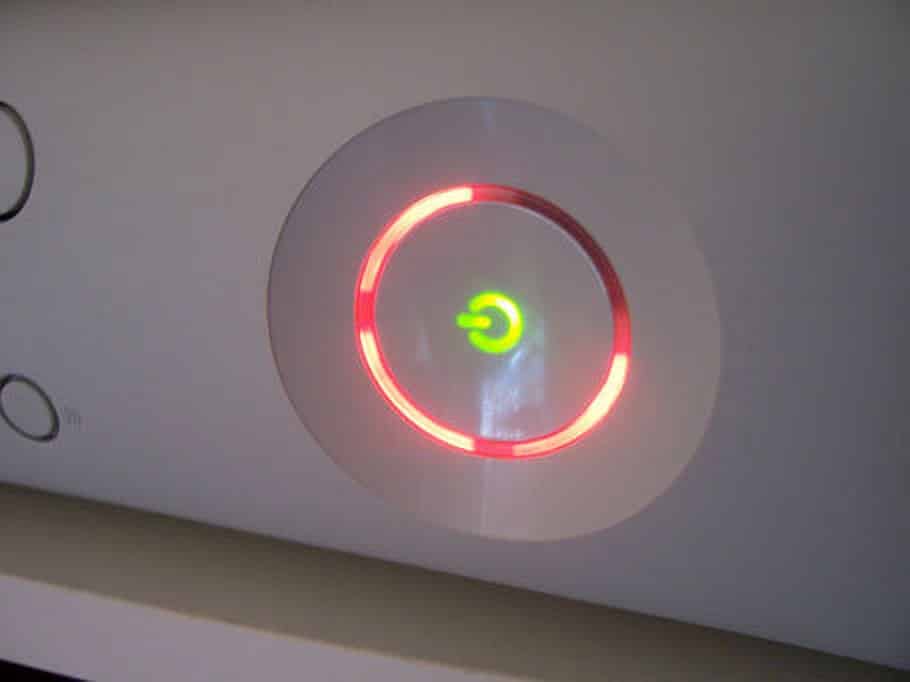 Um Xbox 360 sofrendo com o "anel vermelho da morte"