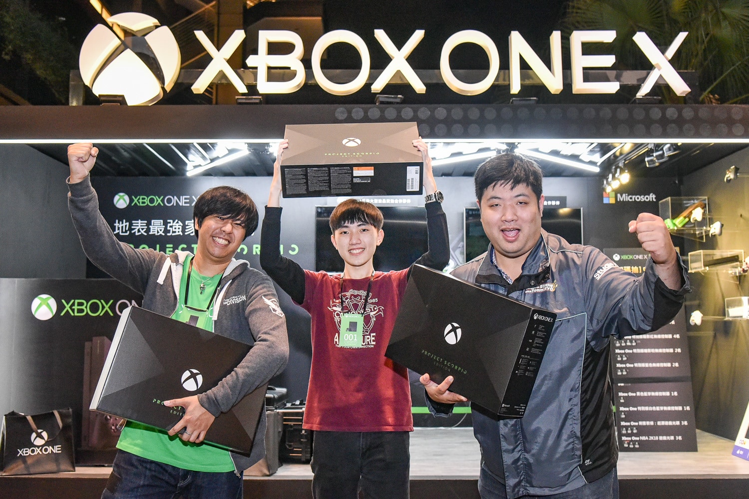 Fãs do Xbox comemoram a compra do Xbox One X em Taiwan