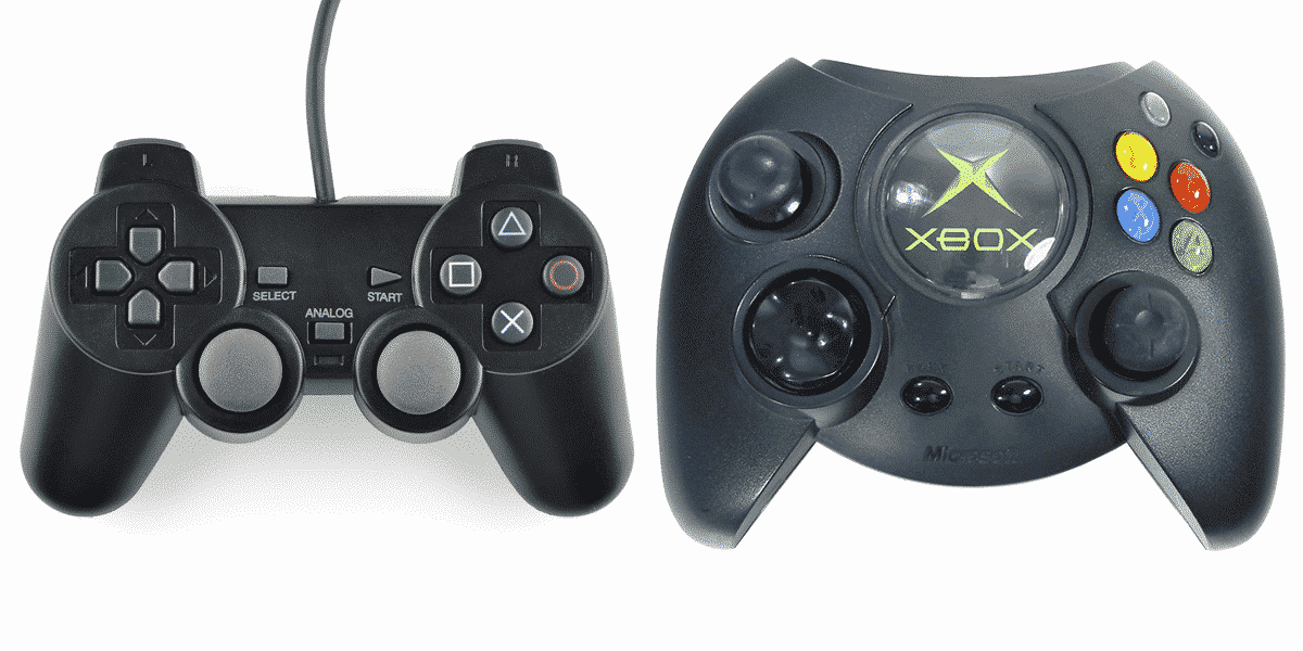 Comparação entre um DualShock 2 e o "Duke", controle original do Xbox