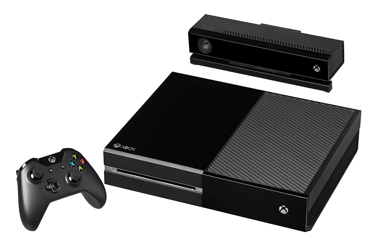 A versão original do Xbox One, com controle e Kinect	