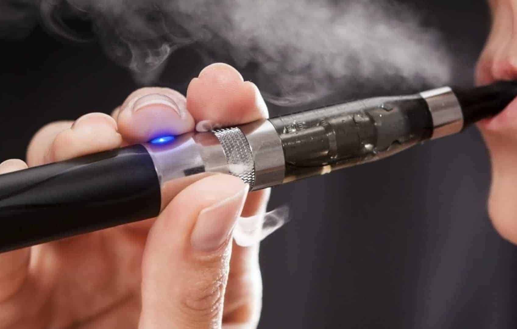 Электронная сигарета перекур. Электронная сигарета узкая. Электронную сигарету в больнице. В подмосковье у школьника взорвалась электронная сигарета. Электронную сигарету в больнице.