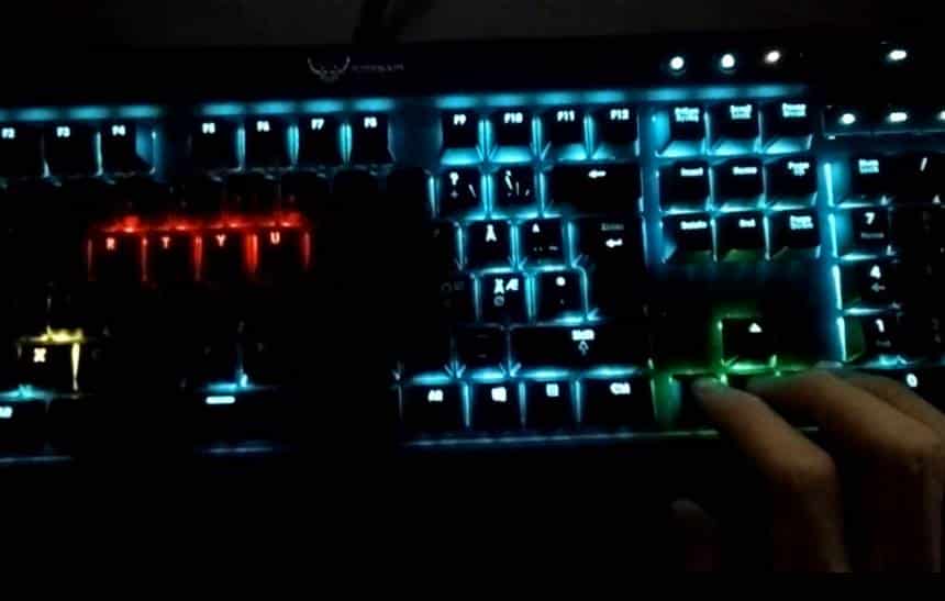 Programador faz 'jogo da cobrinha' rodar em teclado gamer - TecMundo