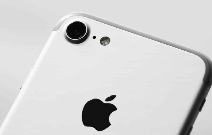 Saiba por que existe um buraco entre a câmera e o flash do iPhone